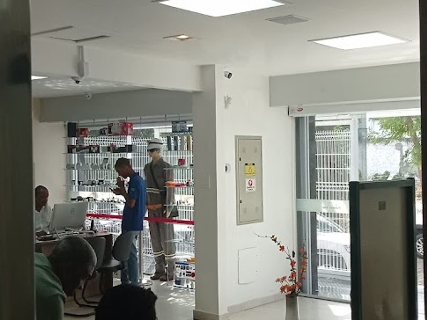 Clientes sendo atendidos dentro da loja