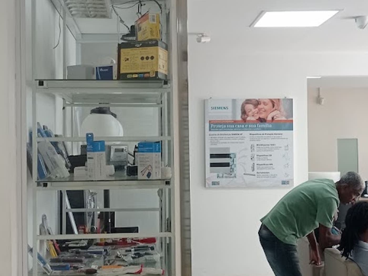 Prateleiras de material elétrico na loja